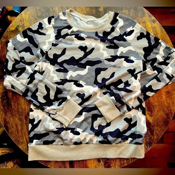 Ladies Camouflage pullover shirt. Size: L. - Picture 1 of 10